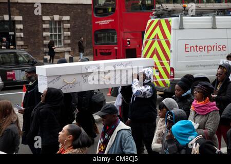 Londres, Royaume-Uni. 27 octobre 2012 l'organisation des familles et amis Campagne (UFFC) se sont réunis à Trafalgar Square avant de marcher aujourd'hui à Downing Street. Il y a eu un rassemblement tenu là avec différents intervenants et une lettre a été remise officiellement à no10. Banque D'Images