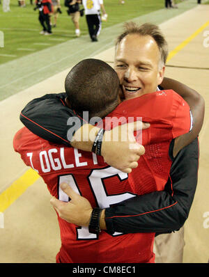27 octobre 2012 - Jacksonville, Floride, États-Unis - Georgia Bulldogs entraîneur en chef MARK RICHT hugs Georgia Bulldogs fullback ALEXANDER OGLETREE (46) après la défaite des Bulldogs la Géorgie l'Université de Floride à Gators EverBank Field 17-9. (Crédit Image : © Vous Vragovic/Tampa Bay Times/ZUMAPRESS.com) Banque D'Images