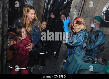 26 octobre, 2012 - Vancouver, Colombie-Britannique, Canada - Acteurs et mannequins spooky font de leur mieux pour faire peur aux gens assistant à la 8e conférence annuelle de Dunbar Halloween Haunted House à Vancouver, Canada. La maison hantée de Dunbar est le plus grand thème de l'Halloween maison dans l'Ouest du Canada, prévoit d'attirer plus de 20 000 amateurs d'Halloween entre octobre 15e et 31e. Le produit de la vente des billets aller vers des C.-B., le Fonds de la C.-B./Yukon Faire-un-Wish-Foundation, et la B.C. Cancer chez l'Association des Parents d'élèves. (Crédit Image : © Sergei Bachlakov/ZUMAPRESS.com) Banque D'Images