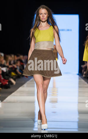 27 octobre 2012 Lodz, Pologne - modèle sur la piste pendant le Chrabielska Justyna show dans le cadre de la philosophie de la mode Fashion Week printemps/été 2013 en Pologne. Banque D'Images