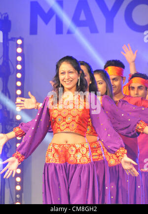 Trafalgar Square, Londres, Royaume-Uni. 28 octobre 2012. Les interprètes dansent sur la scène du festival du Diwali à Trafalgar Square. La "Fête des Lumières" est célébrée par les Hindous, les Sikhs et les jaïns. Banque D'Images