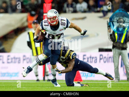 28.10.2012 Londres, Angleterre. Rob Gronkowski Patriots NE TE est abordé par les béliers Janoris Jenkins au cours de la NFL International Series 2012 match entre le bill Belichick et Tom Brady conduit New England Patriots et les St Louis Rams du stade de Wembley. Banque D'Images