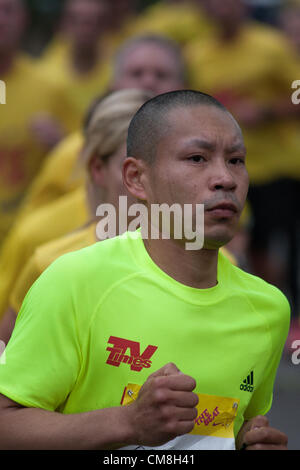 Londres, Royaume-Uni, dimanche 28 octobre 2012. Un coureur participe à la course au son demi-marathon sur Park Row, Greenwich dans l'aide de la charité. L'événement, impliquant 18 500 participants se déroule sur un itinéraire autour des docks, avec départ et arrivée à l'O2 Arena. Banque D'Images