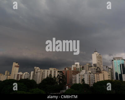 Sao PAULO, BRÉSIL, 28 octobre 2012. Un ciel orageux se trouve au-dessus de Sao Paulo, au Brésil. Sao Paulo est la plus grande ville du Brésil, la plus grande ville de l'hémisphère sud et des Amériques, et la septième ville par population du monde. Crédit: Andre M. Chang/Alay Live News Banque D'Images