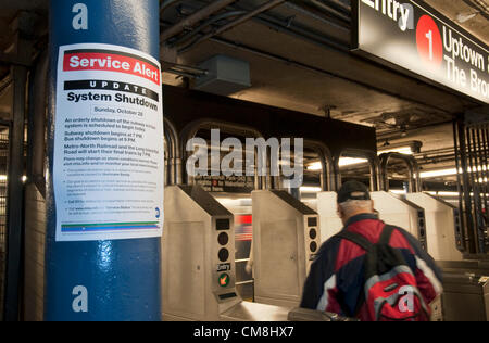 New York City, USA. 28 octobre, 2012. Inscrivez-vous dans une station de métro de New York annonçant la fermeture de la Mass Transit System à 7h le dimanche, le 28 octobre en prévision des inondations de l'Ouragan Sandy. La pluie devrait commencer à la fin de dimanche ou lundi matin dans la ville de New York avec une onde de tempête de 6 à 11 pieds. Banque D'Images