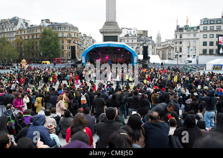 28 octobre 2012, Londres, Royaume-Uni. Chaque année, le Festival des lumières, Hindhu ou Diwali, est célébré à Trafalgar Square dans une joint-venture entre le maire de Londres et Diwali à Londres. Cette année a débuté par la danse traditionnelle Garba sur la place à faire la fête, avant l'ouverture officielle par l'adjoint au maire de Londres. Un certain nombre d'actes suivie des écoles locales à des stars de la musique asiatique. Banque D'Images