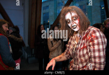 Zombie de divertir les foules dans le Zombie de jardin de Fright Night, le plus grand carnaval d'Halloween, Sheffield, Royaume-Uni Banque D'Images