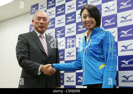 (L-R) Jotaro Ueji, Ichikawa, Kana OCTORBER 29, 2012 - Athlétisme : Ichikawa Kana assiste à une conférence de presse pour l'entrée dans le printemps prochain Track Club Mizuno à Kishi Memorial Gymnasium, Tokyo, Japon. (Photo par AFLO SPORT) [1156] Banque D'Images