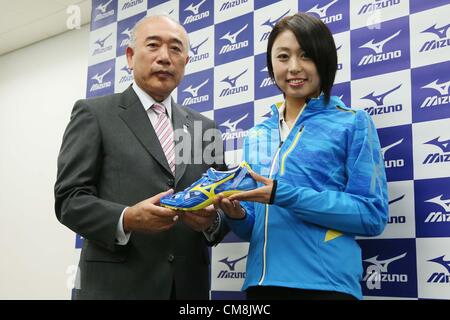 (L-R) Jotaro Ueji, Ichikawa, Kana OCTORBER 29, 2012 - Athlétisme : Ichikawa Kana assiste à une conférence de presse pour l'entrée dans le printemps prochain Track Club Mizuno à Kishi Memorial Gymnasium, Tokyo, Japon. (Photo par AFLO SPORT) [1156] Banque D'Images