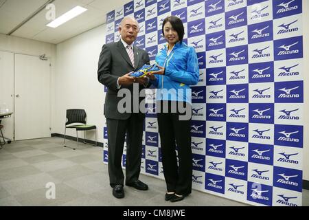 (L-R) Jotaro Ueji, Ichikawa, Kana OCTORBER 29, 2012 - Athlétisme : Ichikawa Kana assiste à une conférence de presse pour l'entrée dans le printemps prochain Track Club Mizuno à Kishi Memorial Gymnasium, Tokyo, Japon. (Photo par AFLO SPORT) [1156] Banque D'Images