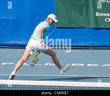 27 octobre 2012 - Delray Beach, Floride, États-Unis - Martina Navratilova renvoie une balle en la frappant entre ses jambes pendant son match à la 2012 Chris Evert/Pro-Celebrity Raymond James Tennis Classic. (Crédit Image : © Fred Mullane/ZUMAPRESS.com) Banque D'Images