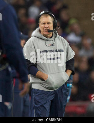 28.10.2012 Londres, Angleterre. NE Patriotrs l'entraîneur-chef Bill Belichick au cours de la NFL International Series 2012 match entre le bill Belichick et Tom Brady conduit New England Patriots et les St Louis Rams du stade de Wembley. Banque D'Images