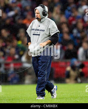 28.10.2012 Londres, Angleterre. NE Patriotrs l'entraîneur-chef Bill Belichick au cours de la NFL International Series 2012 match entre le bill Belichick et Tom Brady conduit New England Patriots et les St Louis Rams du stade de Wembley. Banque D'Images