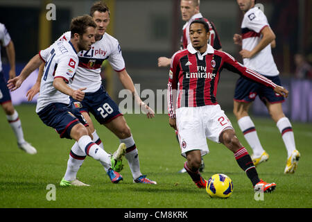 (R-L) Urby Emanuelson (Milan), Daniel Tozser, Andrea Bertolacci (Gênes), le 27 octobre 2012 - Football / Soccer : Italien 'Serie' un match entre l'AC Milan Genoa 1-0 au Stadio Giuseppe Meazza de Milan, Italie. (Photo de Maurizio Borsari/AFLO) [0855] Banque D'Images