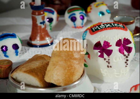 Octobre 30, 2012, Tokyo, Japon - crânes de sucre sont affichés sur un autel traditionnel mexicain en l'honneur des ancêtres de sorcière à l'ambassade du Mexique. C'est une tradition façon de célébrer le Jour des Morts au Mexique. La célébration commence dans l'ère pré-hispaniques dans le neuvième mois du calendrier aztèque, et continue à le 1 novembre à l'honneur les enfants et les nourrissons, alors que l'adulte décédé le 2 novembre. Les origines de cette tradition vient du Mexique mais il est célébré en Etats-Unis, Espagne, Portugal, aux Philippines et dans certaines parties de l'Amérique hispanique. L'autel sera exposée au public à partir du 3 octobre Banque D'Images