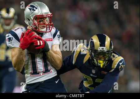 28.10.12 Londres, Royaume-Uni. Le receveur des Patriots Julian Edelman saute un plaquage de béliers coffre Rodney McLeod au cours de la NFL Pepsi Max Internation Series match entre les St Louis Rams et les New England Patriots au stade de Wembley le dimanche 28 octobre. Banque D'Images