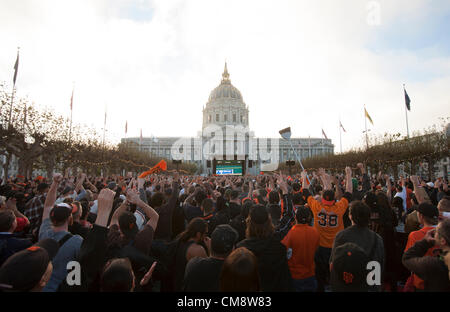 San Francisco, USA. 28 octobre 2012. Des milliers de fans des Giants de San Francisco se rassemblent près de l'Hôtel de ville dans le centre-ville de San Francisco en Californie, pour regarder les Giants de San Francisco et Detroit Tigers en quatre jeux de la Série mondiale à Detroit Dimanche 28 octobre 2012. Banque D'Images