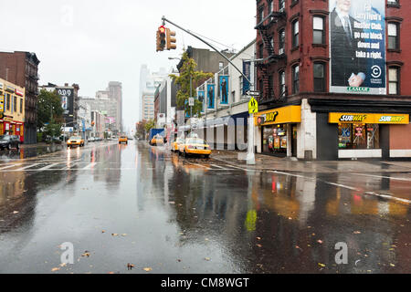 New York, USA. 29 octobre 2012. 11e Avenue à New York, côté ouest est quasi déserte avant l'arrivée de l'Ouragan Sandy, mais un métro sandwich shop 24 heures à l'angle de la 52e rue est un aimant pour les chauffeurs de taxi qui ont faim sur le vagabondage. À 4 heures le lundi après-midi normale du côté ouest de l'Avenue serait la position du trafic pare-chocs à pare-chocs pour le tunnel Lincoln à New Jersey Banque D'Images