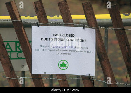 New York, USA. 30 octobre 2012 Signe ÐA clôture et garder les gens hors de Central Park qui a été fermée à la suite de l'Ouragan Sandy. Credit : Wendy connett / Alamy Live News Banque D'Images