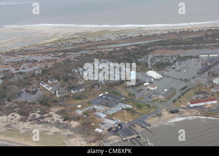 Homes sont déplacées à Brigantine, N.J., le 30 octobre 2012, après l'Ouragan Sandy a frappé la côte sur le littoral du sud du New Jersey, USA, 29 octobre 2012. La photo a été prise par un membre d'équipage de la Garde côtière à bord d'un hélicoptère MH-65 de Dolphin Coast Guard Air Station Atlantic City pendant un vol sur l'évaluation des inondations. Credit : Image d'Archive/US Coast Guard Banque D'Images