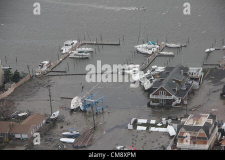 Maisons et bateaux sont déplacées à Brigantine, N.J., le 30 octobre 2012, après l'Ouragan Sandy a frappé la côte sur le littoral du sud du New Jersey, USA, 29 octobre 2012. La photo a été prise par un membre d'équipage de la Garde côtière à bord d'un hélicoptère MH-65 de Dolphin Coast Guard Air Station Atlantic City pendant un vol sur l'évaluation des inondations. Credit : Image d'Archive/US Coast Guard Banque D'Images