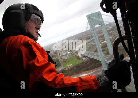 NEW YORK - un mécanicien de la Garde côtière canadienne à partir de la station aérienne de Cape Cod, Mass., observe des dommages aux biens par l'Ouragan Sandy en cas de vol, le mardi, le 30 octobre 2012. L'équipage de l'hélicoptère a effectué un vol sur des parties de New York et du New Jersey à la suite de la tempête. U.S. Coast Guard photo de Maître de 2e classe Erik Swanson. Banque D'Images