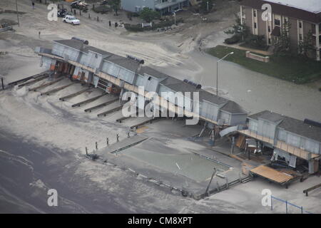 Homes sont déplacées à Brigantine, N.J., le 30 octobre 2012, après l'Ouragan Sandy a frappé la côte sur le littoral du sud du New Jersey, USA, 29 octobre 2012. La photo a été prise par un membre d'équipage de la Garde côtière à bord d'un hélicoptère MH-65 de Dolphin Coast Guard Air Station Atlantic City pendant un vol sur l'évaluation des inondations. Credit : Image d'Archive/US Coast Guard Banque D'Images