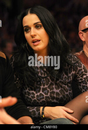 Le 30 octobre 2012 - Los Angeles, Californie, USA - Chanteur Katy Perry à Dallas Mavericks au cours de match contre les Los Angeles Lakers Mardi, 30 octobre 2012 à Staples Center de Los Angeles, Californie, USA. Banque D'Images