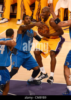 Le 30 octobre 2012 - Los Angeles, Californie, États-Unis - Los Angeles Lakers KOBE BRYANT est attaché par Dallas Mavericks O.J. MAYO au Staples Center. (Crédit Image : © Jon Soohoo/Prensa Internacional/ZUMAPRESS.com) Banque D'Images