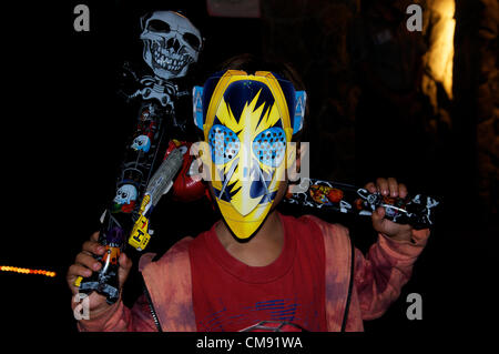 Bangkok, Thaïlande, le 31/10/12 cinq ans mixed race boy wearing mask bénéficie d'Halloween, Tawandang German Brewery. © Kraig Lieb Banque D'Images