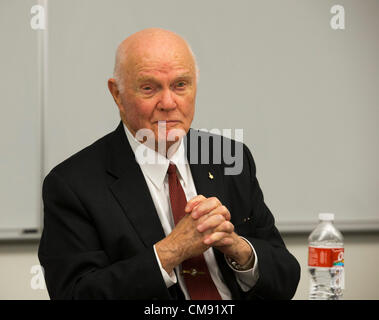 Ancien astronaute et sénateur américain John Glenn parle aux étudiants à la Lyndon Baines Johnson School of Public Affairs Banque D'Images