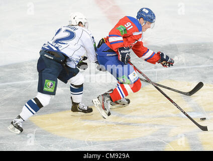 Prague, République tchèque. 31 octobre 2012. Alexander Yunkov (gauche, RUS) et Jakub Krejcik (CZE) pendant un match de hockey de la KHL Lev Praha contre l'Amur Khabarovsk à Prague, en République tchèque, le mercredi 31 octobre, 2012. (Photo/CTK Katerina Sulova) Banque D'Images