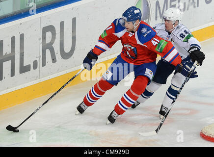 Prague, République tchèque. 31 octobre 2012. Jakub Petruzalek (droit, RUS) et Martin Skoula (CZE) pendant un match de hockey de la KHL Lev Praha contre l'Amur Khabarovsk à Prague, en République tchèque, le mercredi 31 octobre, 2012. (Photo/CTK Katerina Sulova) Banque D'Images