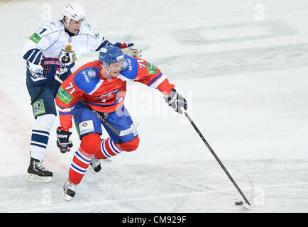 Prague, République tchèque. 31 octobre 2012. Mikhail Fisenko (gauche, RUS) et Juraj Mikus (CZE) pendant un match de hockey de la KHL Lev Praha contre l'Amur Khabarovsk à Prague, en République tchèque, le mercredi 31 octobre, 2012. (Photo/CTK Katerina Sulova) Banque D'Images