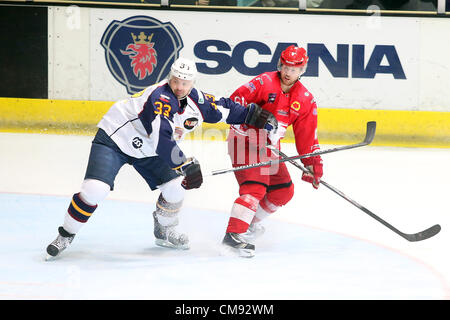 Photos de l'Guildford flammes v Swindon Wildcats du match de hockey sur glace. Les flammes perdu 5-4 avec deux buts également rejeté. Photo montre Guildford no. 33 Branislav Kvetan et Swindon no. 60 Jonas Hoog Banque D'Images