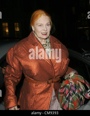 London, UK, 31/10/2012 Vivienne Westwood vu arriver pour le Harper's Bazaar Femme de l'année, le Claridge's Hotel London Banque D'Images