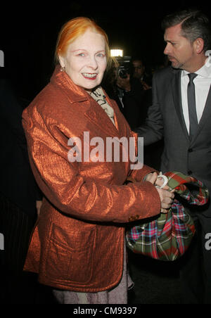 London, UK, 31/10/2012 Vivienne Westwood vu arriver pour le Harper's Bazaar Femme de l'année, le Claridge's Hotel London Banque D'Images