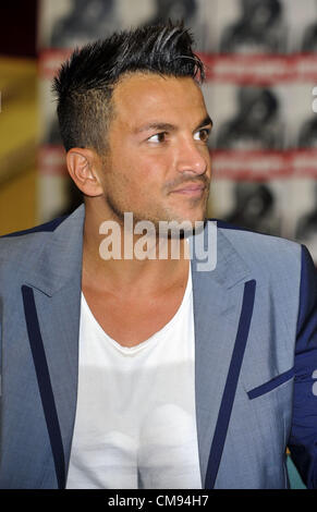 Milton Keynes, Royaume-Uni - Peter Andre répond aux fans et signe des copies de son nouvel album 'Anges et Démons' à Tesco, Milton Keynes, Buckinghamshire, le 31 octobre, 2012 Photo par Keith Mayhew/Alamy live news. Banque D'Images