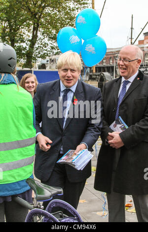 Bristol, Royaume-Uni. 31 octobre 2012. Le maire de Londres, Boris Johnson (à gauche), des visites d'offrir son soutien aujourd'hui à la fois le candidat conservateur dans l'élection du maire de Bristol Geoff Gollop (à droite), et Ken Maddock, le candidat conservateur de Commissaire de Police Banque D'Images