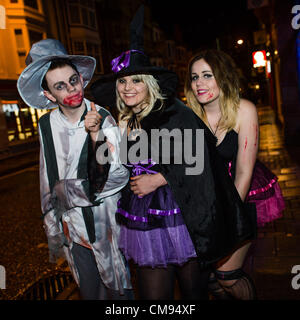 Aberystwyth, UK. 31 octobre 2012. Des groupes d'étudiants de l'Université d'Aberystwyth en robe de soirée à la fête le soir d'Halloween., Pays de Galles, Royaume-Uni 31 Oct 2012 Banque D'Images