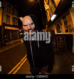 Aberystwyth, UK. 31 octobre 2012. Des groupes d'étudiants de l'Université d'Aberystwyth en robe de soirée à la fête le soir d'Halloween., Pays de Galles, Royaume-Uni 31 Oct 2012 Banque D'Images