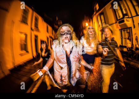 Aberystwyth, UK. 31 octobre 2012. Des groupes d'étudiants de l'Université d'Aberystwyth en robe de soirée à la fête le soir d'Halloween., Pays de Galles, Royaume-Uni 31 Oct 2012 Banque D'Images