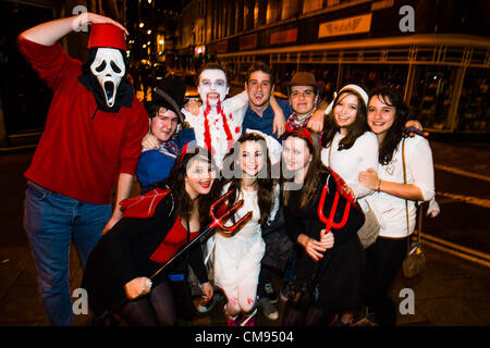 Aberystwyth, UK. 31 octobre 2012. Des groupes d'étudiants de l'Université d'Aberystwyth en robe de soirée à la fête le soir d'Halloween., Pays de Galles, Royaume-Uni 31 Oct 2012 Banque D'Images