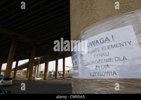 Gdynia, Pologne 1er novembre 2012 , les autorités de la Ville de Gdynia en garde sur les piliers de la plus grande en Pologne survol . Flyover nommé 'Estakada Kwiatkowskiego" construite en 1970 est en très mauvais état. C'est route principale reliant Port Gdynia , contenant et ferry terminal avec l'autoroute A1. Les autorités de la ville près de 50 millions d'euros les besoins de rénovation Kwiatkowskiego flyover Banque D'Images