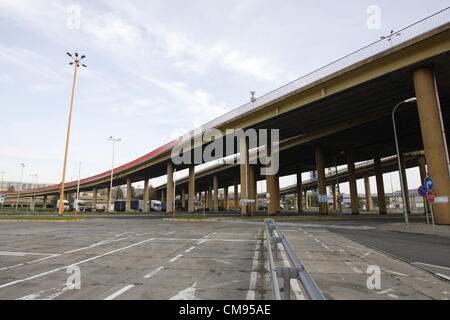 Gdynia, Pologne 1er novembre 2012 , les autorités de la Ville de Gdynia en garde sur les piliers de la plus grande en Pologne survol . Flyover nommé 'Estakada Kwiatkowskiego" construite en 1970 est en très mauvais état. C'est route principale reliant Port Gdynia , contenant et ferry terminal avec l'autoroute A1. Les autorités de la ville près de 50 millions d'euros les besoins de rénovation Kwiatkowskiego flyover Banque D'Images