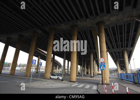 Gdynia, Pologne 1er novembre 2012 , les autorités de la Ville de Gdynia en garde sur les piliers de la plus grande en Pologne survol . Flyover nommé 'Estakada Kwiatkowskiego" construite en 1970 est en très mauvais état. C'est route principale reliant Port Gdynia , contenant et ferry terminal avec l'autoroute A1. Les autorités de la ville près de 50 millions d'euros les besoins de rénovation Kwiatkowskiego flyover Banque D'Images