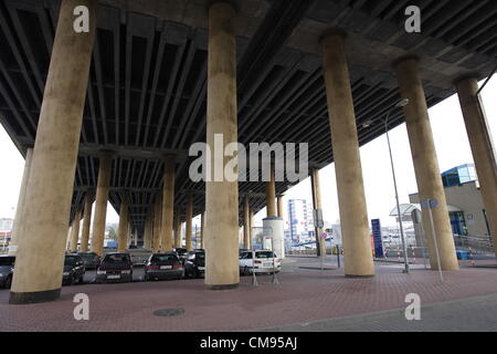 Gdynia, Pologne 1er novembre 2012 , les autorités de la Ville de Gdynia en garde sur les piliers de la plus grande en Pologne survol . Flyover nommé 'Estakada Kwiatkowskiego" construite en 1970 est en très mauvais état. C'est route principale reliant Port Gdynia , contenant et ferry terminal avec l'autoroute A1. Les autorités de la ville près de 50 millions d'euros les besoins de rénovation Kwiatkowskiego flyover Banque D'Images