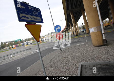 Gdynia, Pologne 1er novembre 2012 , les autorités de la Ville de Gdynia en garde sur les piliers de la plus grande en Pologne survol . Flyover nommé 'Estakada Kwiatkowskiego" construite en 1970 est en très mauvais état. C'est route principale reliant Port Gdynia , contenant et ferry terminal avec l'autoroute A1. Les autorités de la ville près de 50 millions d'euros les besoins de rénovation Kwiatkowskiego flyover Banque D'Images