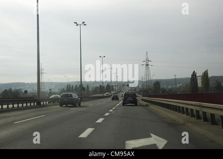 Gdynia, Pologne 1er novembre 2012 , les autorités de la Ville de Gdynia en garde sur les piliers de la plus grande en Pologne survol . Flyover nommé 'Estakada Kwiatkowskiego" construite en 1970 est en très mauvais état. C'est route principale reliant Port Gdynia , contenant et ferry terminal avec l'autoroute A1. Les autorités de la ville près de 50 millions d'euros les besoins de rénovation Kwiatkowskiego flyover Banque D'Images