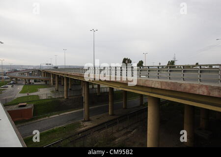 Gdynia, Pologne 1er novembre 2012 , les autorités de la Ville de Gdynia en garde sur les piliers de la plus grande en Pologne survol . Flyover nommé 'Estakada Kwiatkowskiego" construite en 1970 est en très mauvais état. C'est route principale reliant Port Gdynia , contenant et ferry terminal avec l'autoroute A1. Les autorités de la ville près de 50 millions d'euros les besoins de rénovation Kwiatkowskiego flyover Banque D'Images